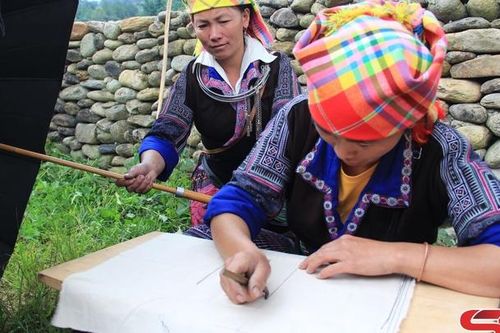 Nghệ thuật vẽ hoa văn trên vải bằng sáp ong