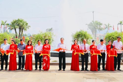 Khai mạc Triển lãm cây cảnh chào mừng Đại hội Đảng bộ tỉnh Tuyên Quang lần thứ I