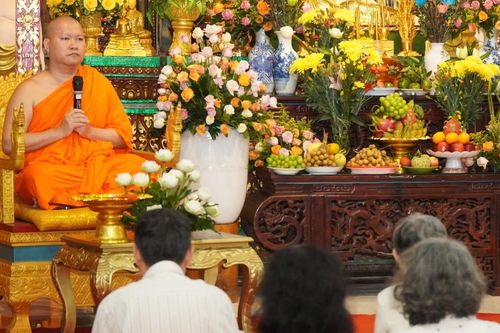 Bà con Khmer, người dân TP.HCM về chùa Candaransi dự lễ Sene Đôn-ta
