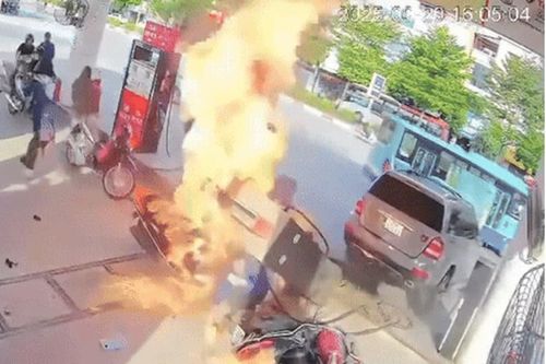Hà Nội: Ô tô lùi tông đổ trụ bơm xăng gây cháy dữ dội trên đường Trần Vỹ