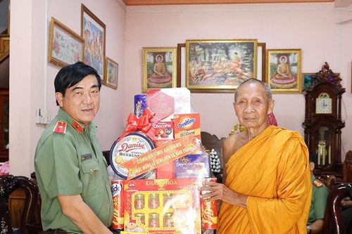 Giám đốc Công an tỉnh An Giang thăm, tặng quà các chùa nhân dịp lễ Sen Dolta