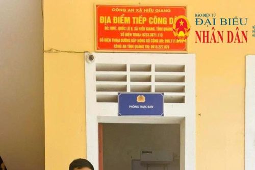 Nông dân nộp súng AK nhặt được khi làm đồng