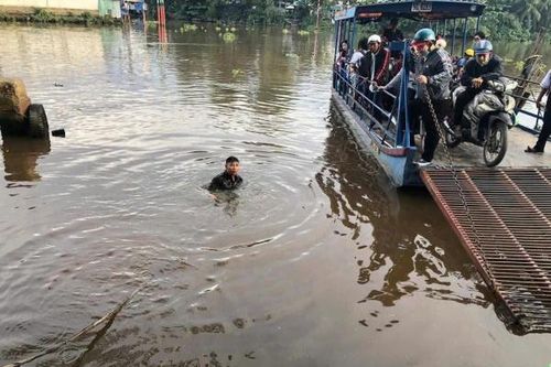 Thành viên lực lượng an ninh cơ sở dũng cảm cứu người đuối nước