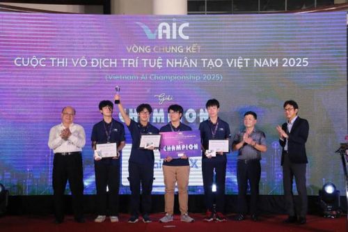Trường THPT chuyên Hà Nội-Amsterdam giành giải Đặc biệt cuộc thi 'Vô địch Trí tuệ nhân tạo Việt Nam' 2025