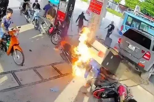 Ô tô bất ngờ lùi trúng cột bơm xăng gây cháy