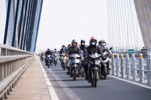 Sắp hoàn tất việc lắp rào phân làn trên cầu Nhật Tân