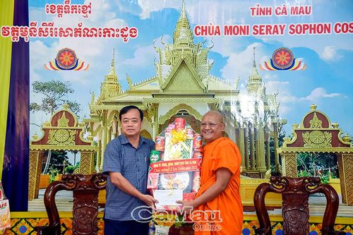 Phó Bí thư Thường trực Tỉnh ủy Huỳnh Quốc Việt chúc mừng lễ Sene Dolta