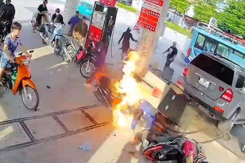 Chỉ một cú lùi, Mercedes 'đốt' luôn trụ bơm xăng giữa phố Hà Nội