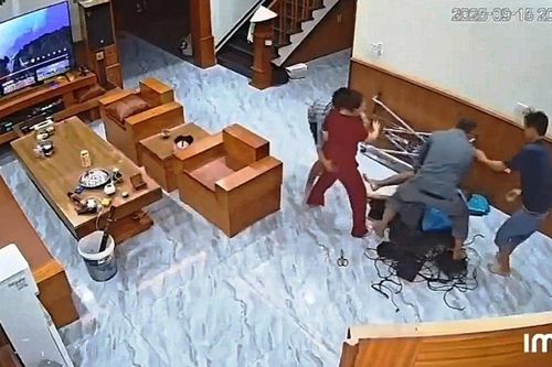 Đang ngồi trong nhà, người đàn ông ở Ninh Bình bất ngờ bị đánh gục tại chỗ: Camera ghi lại cảnh kinh hoàng