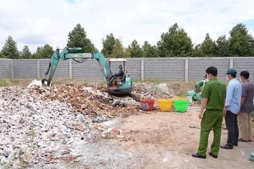 Công an 'phục kích' bắt giữ 2 vụ đổ trộm vỏ sầu riêng số lượng lớn