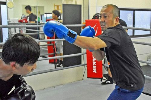 Nhà sư Nhật Bản ngày tụng kinh tối làm võ sĩ, đang cầu siêu vẫn tập đấm bốc