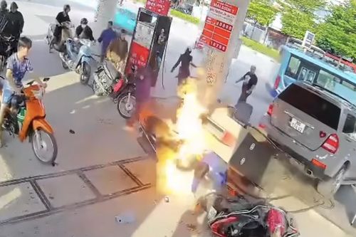 Trụ bơm xăng bị xe Mercedes húc đổ, đè trúng nhân viên, lửa bùng phát dữ dội