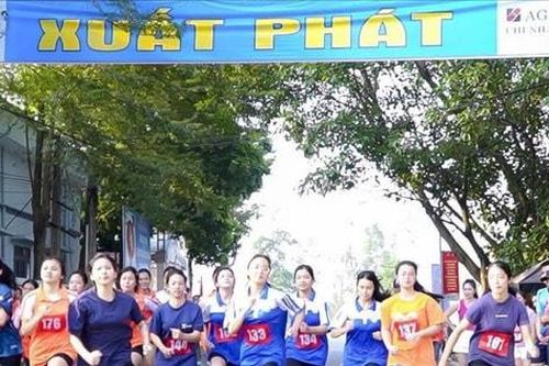 Hơn 400 vận động viên tham gia chung kết Giải chạy Báo Hànôịmới mở rộng lần thứ 50 xã Kim Anh