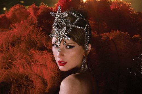 Swifties xứ Trung chi tiền tỉ tổ chức đại tiệc mừng album mới của Taylor Swift