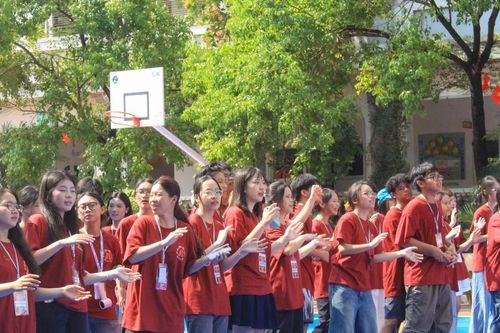 Học sinh Hà Nội tổ chức hội chợ hướng nghiệp giúp 'hậu bối' gỡ rối tương lai