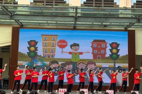 Hà Nội: Teen THCS Vân Hồ háo hức tham gia tiết học đặc biệt về An toàn giao thông