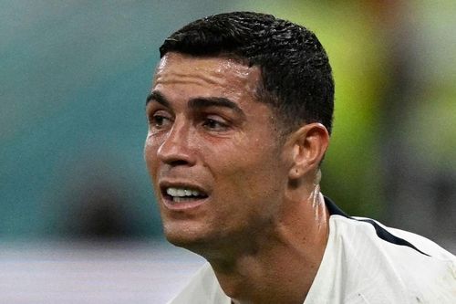 Ronaldo bị gạt khỏi top 5 tiền đạo hay nhất thế giới 30 năm qua