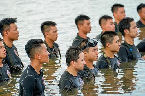 'Chiến sĩ quả cảm': Dàn sao gạt bỏ hình tượng, nhường chỗ cho sự kiên cường