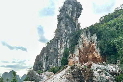 Hàng trăm tấn đá sạt xuống đường bao biển đẹp nhất Quảng Ninh