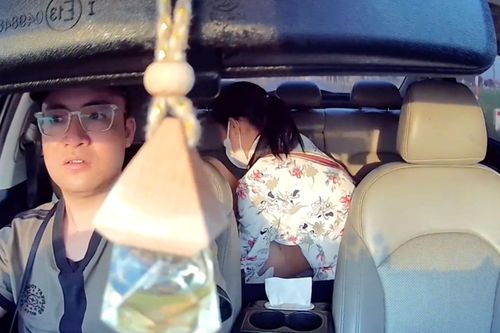 Khoảnh khắc sản phụ sinh con ngay trên xe taxi ở Quảng Ninh