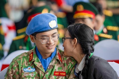 Phút chia tay chiến sĩ 'mũ nồi xanh' từ TP.HCM đến Nam Sudan