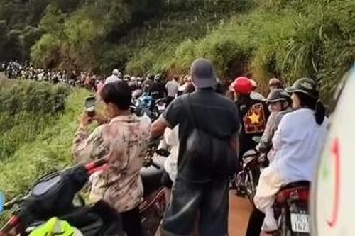 Khách ùn ùn 'săn' lúa, Mù Cang Chải tắc đường hàng km