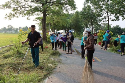 Ra quân tổng vệ sinh môi trường tại di tích Làng cổ ở Đường Lâm