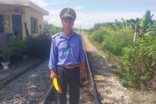 Nhân viên gác chắn dũng cảm cứu người ngã trên đường ray