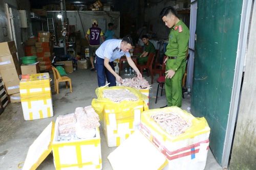 Thu giữ hàng nghìn chân gà, xúc xích, nem chua không rõ nguồn gốc