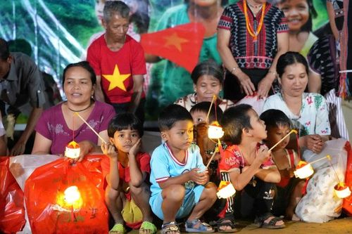 Món quà Trung thu đầy ý nghĩa trao tặng trẻ em làng Aur