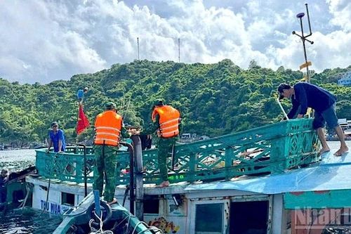 Cà Mau hỗ trợ trục vớt tàu cá bị chìm gần cụm đảo Hòn Chuối