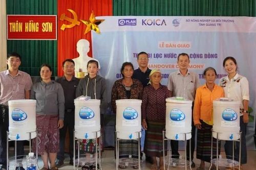 Trao thiết bị lọc nước tặng đồng bào dân tộc thiểu số ở Quảng Trị