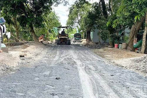 Đồng Tháp: Khắc phục con đường lầy lội sau phản ánh của Báo Nhân Dân