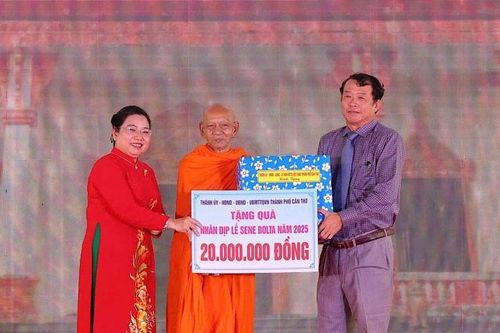 Thành ủy Cần Thơ thăm, tặng quà đồng bào Khmer dịp lễ Sene Dolta năm 2025
