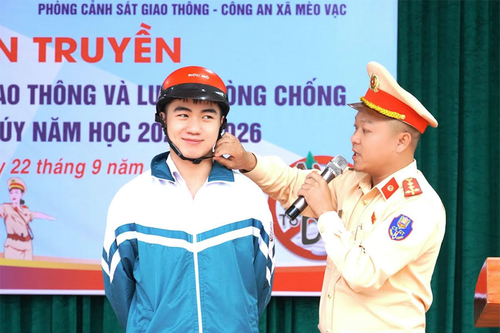 Cảnh sát giao thông tỉnh Tuyên Quang tuyên truyền kỹ năng an toàn giao thông cho học sinh