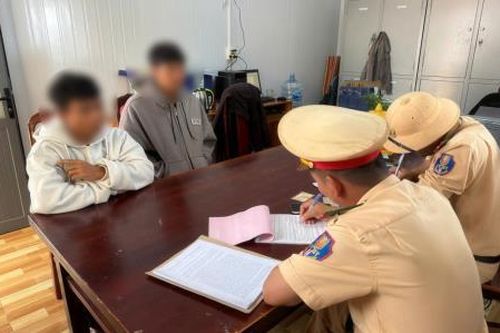Xử phạt 43,5 triệu đồng nhóm thanh niên có hành vi đua xe