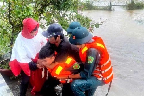Kịp thời giải cứu 17 người dân khỏi vùng lũ ở Đồng Nai