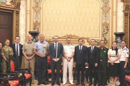 Phó Chủ tịch Thường trực UBND TPHCM tiếp Thuyền trưởng Tàu hải quân Hoàng gia Anh
