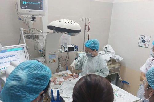 Cứu trẻ sơ sinh 32 ngày tuổi suy hô hấp tiến triển nguy kịch