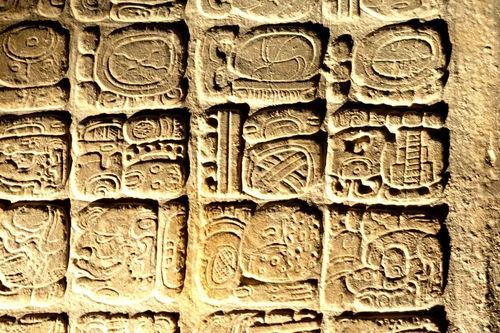 Tìm thấy bia tượng hình Maya ẩn chứa thông điệp thiêng liêng