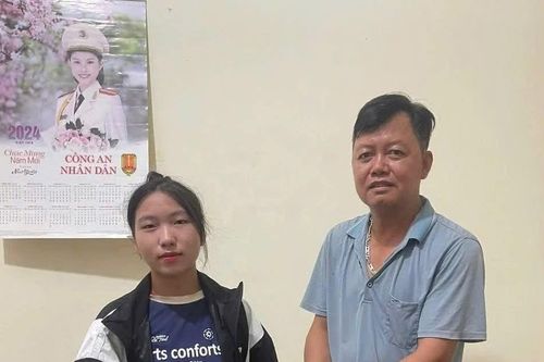 Thầy giáo ở Mường Nhé trả lại ví cùng tài sản giá trị cho người đánh rơi