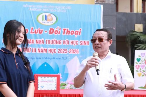 Lãnh đạo Trường THPT Chất lượng cao Lê Lợi đối thoại với học sinh