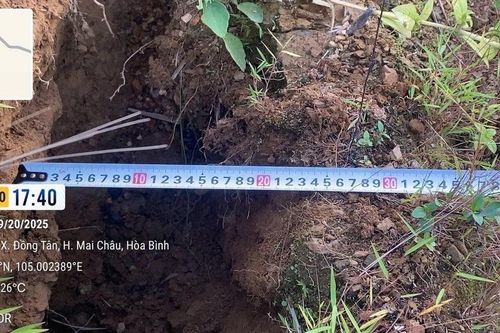 Xuất hiện vết nứt kéo dài 100m cạnh Quốc lộ 6 ở Phú Thọ