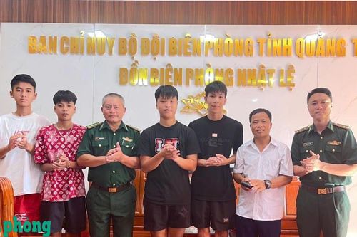 4 học sinh nhặt được ví tiền mang đến BĐBP trình báo