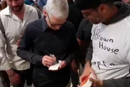 Người đàn ông đánh rơi iPhone 17 Pro trước mặt Tim Cook, phản ứng khiến dân mạng bất ngờ
