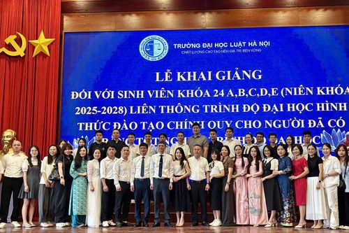 Trường Đại học Luật Hà Nội: Khai giảng Khóa 24 và trao bằng tốt nghiệp Khóa 21 VB2CQ