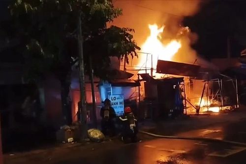 TPHCM: Cháy lớn tại chợ Xuân Thới Sơn, nhiều ki-ốt bị thiêu rụi