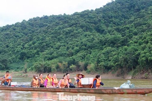 Cán bộ xã vượt sông không kể ngày nghỉ, mang dịch vụ công đến bản giúp dân