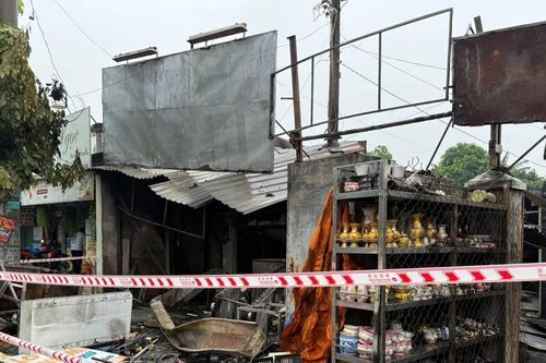 7 sạp hàng và 2 ki-ốt bị thiêu rụi trong vụ cháy chợ Xuân Thới Sơn