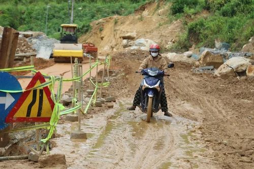 Ngổn ngang dự án sửa chữa taluy đường Trường Sơn Đông